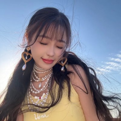 穿黄睡衣的女孩